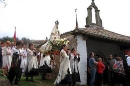 Las mozas de la Virgen durante una de las vueltas a la ermita