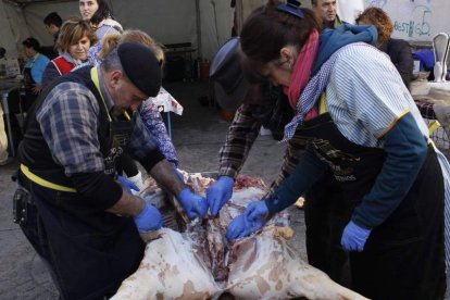 Este domingo tendrá lugar el despiece del cerdo para su posterior degustación. CAMPOS