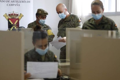 Soldados del Maca, durante las tareas de rastreo. FERNANDO OTERO