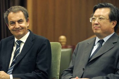 El expresidente del Gobierno de España, José Luis Rodríguez Zapatero y al embajador de la República Popular China en España, Zu Bangzao, en la inauguración del curso 2012-2013 del Instituto Confucio de León