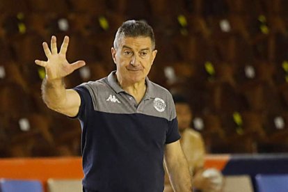 Cadenas durante un entrenamiento del Ademar tras volver de los Juegos de Tokio 2020. MARCIANO PÉREZ