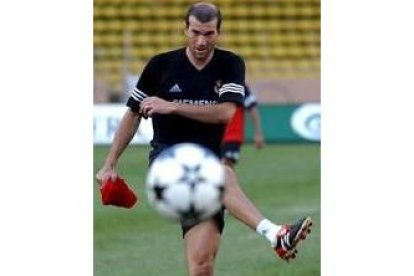 Zidane durante un entrenamiento previo a un partido