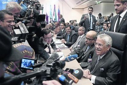El ministro saudí de Petróleo, Ali Al-Naimi, habla con la prensa tras la reunión de la OPEP, ayer.
