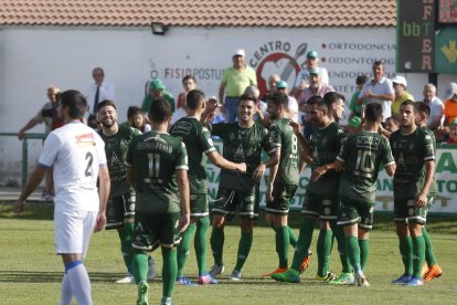 Los maragatos celebran uno de los seis goles materializadores frente a los sorianos. FERNANDO OTERO