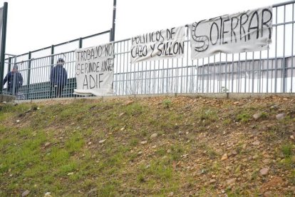 Carteles de protesta de los vecinos de Trobajo del Camino pidiendo el soterramiento del tren. J. NOTARIO