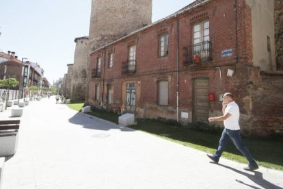 La casa se encuentra justo en el codo de la muralla, identificada con el número 29 de la carretera de los Cubos. RAMIRO