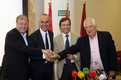 Silván, Muñoz Molina, Javier Rodríguez y Guillermo García, ayer en la delegación de la Junta. MARCIANO