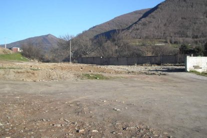 Terrenos de las antiguas escuelas de Villablino, derruidas para construir el parador y que ahora albergarán un centro de inclusión. V.A.