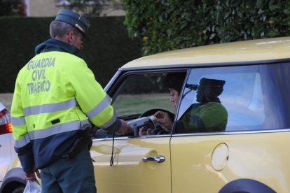 Un agente de la Guardia Civil, durante un control. ARCHIVO