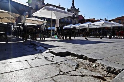 La grieta en la zona sur de la plaza, donde hay más actividad hostelera y del mercado, se ha agravado. RAMIRO