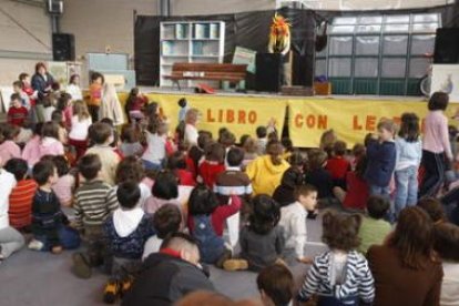 El personaje Lecturo animó la celebración del día del libro en el pabellón del CRA de Navatejera