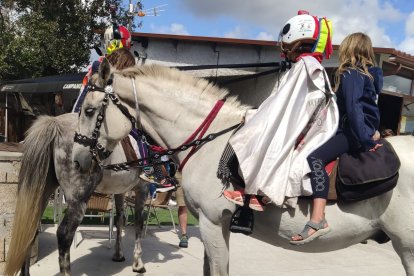 Los jinetes enmascarados ofrecen subir a los caballos durante sus acciones. DL