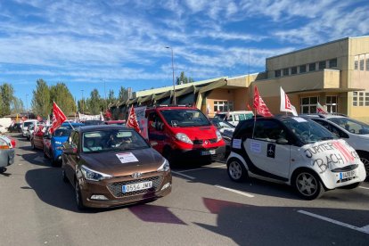 Caravana de los trabajadores de Jupiter Bach por el centro de León. M. Á. Z.