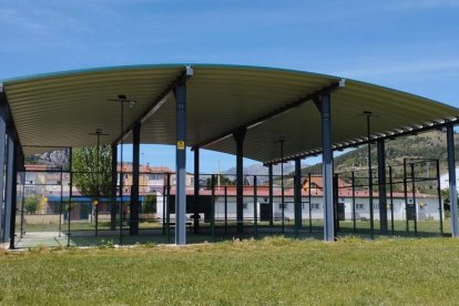 Instalación de la pista de pádel ubicada en el polideportivo municipal de Cistierna. CAMPOS