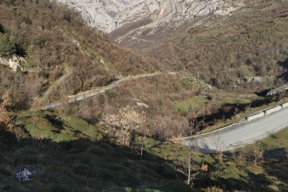 Carretera que une Posada de Valdeón y Caín. DL