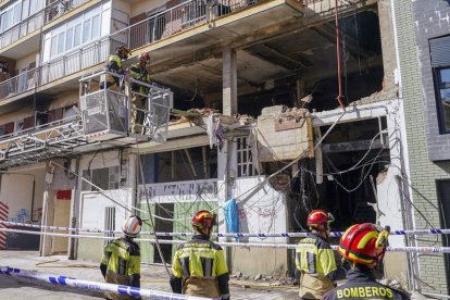 Imagen de los bomberos sofocando el fuego que aún quedaba ayer por la mañana. NACHO GALLEGO