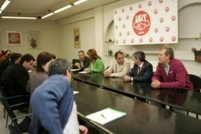 Francisco Fernández y Arturo Fernández, dialogan con la ejecutiva provincial de UGT