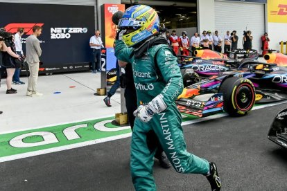 Alonso corre a celebrar con su equipo un nuevo podio. C. KHANNA