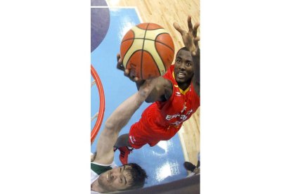 Ibaka evita con uno de sus tapones la canasta de Portugal.