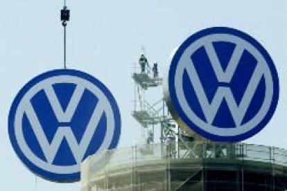 Logotipo de la empresa Volkswagen en lo alto de la central de la factoría en Berlín