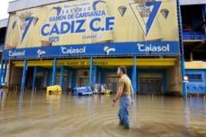 Un hombre pasa ante el estadio Ramón de Carranza, en Cádiz