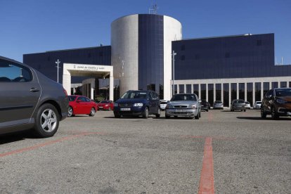 El aparcamiento de la explanada de los Pendones Leoneses funciona por la mañana. FERNANDO OTERO