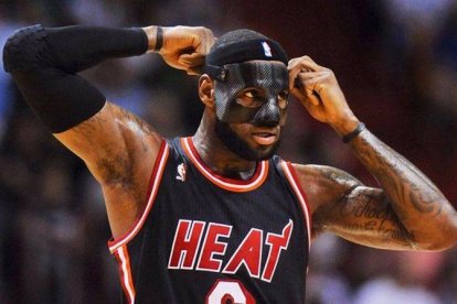 Lebron James se ajusta su máscara protectora para destrozar a los Knicks.Lebron James se ajusta su máscara protectora para destrozar a los Knicks.