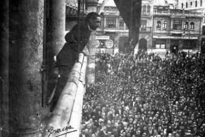 Castaño, desde el balcón del Ayuntamiento, en 1931.