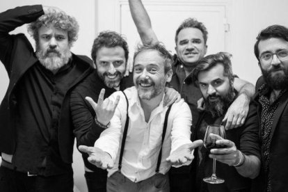 Love of Lesbian, con Santi Balmes con camisa blanca y tirantes.
