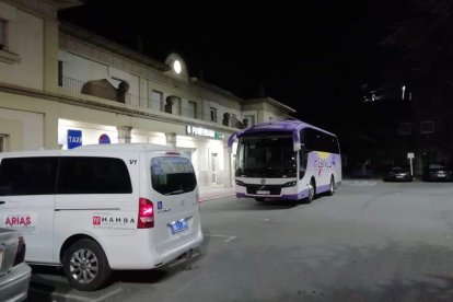 El autobús preparado en la estación de Ponferrada para el viaje a León, ayer, a las siete de la mañana. DL