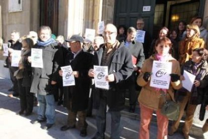 Funcionarios protestan ante los Juzgados de León.