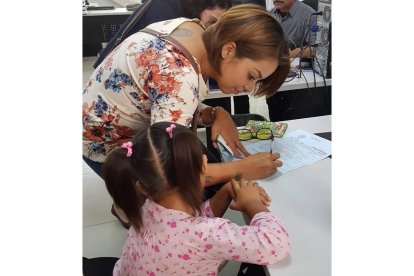 Sophía junto a su madre. EFE