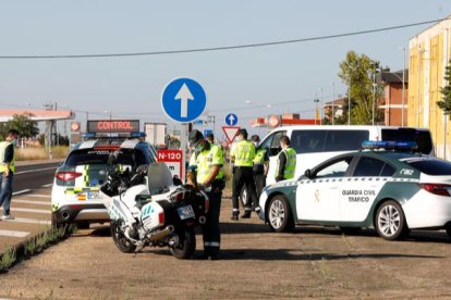 Un control de la Guardia Civil, en una imagen de archivo. MARCIANO PÉREZ