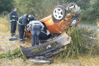 Los servicios de emergencias ayudan a los heridos.