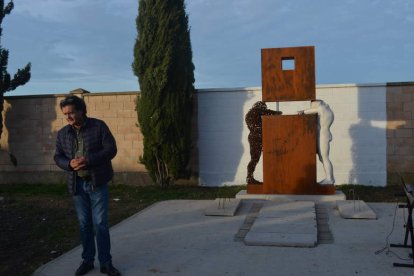 Amancio González explica la simbología de su obra. MEDINA