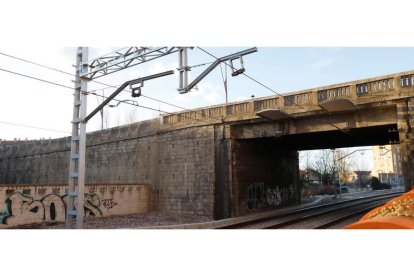 Vista del área de influencia del puente que salva el paso del tren en Trobajo, que será demolido y reconstruido para adaptarse a la normativa del AVE. MARCIANO PÉREZ