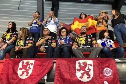 El presidente del Abanca Ademar, Cayetano Franco, junto a parte de la afición leonesa. TWITTER ADEMAR