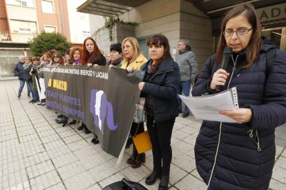 Concentración a las puertas del mercado de Abastos. L. DE LA MATA