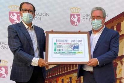 Ismael Pérez, delegado territorial de la Once, y Ángel Rivero, presidente de la Lucha Leonesa. RAMIRO