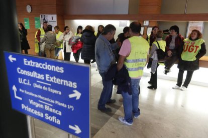 Empleados de limpieza del Hospital, plantados ayer en el recibidor del centro. JESÚS F. SALVADORES