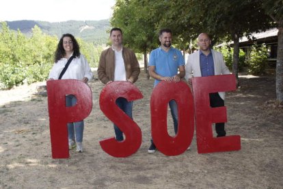 Busto, Cendón, Tudanca y Villa en la fiesta de la Rosa celebrada en Boñar. CAMPOS