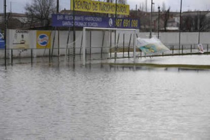 El campo de fútbol parecía una piscina.