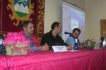 El concejal de Deportes, Manuel Díez, en el centro, durante su intervención en el curso