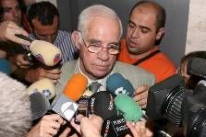 Luis Aragonés responde a las preguntas de los periodistas tras presentar su dimisión