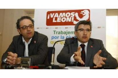 El alcalde socialista, Francisco Fernández (a la derecha en la imagen) presentó la campaña acompañad