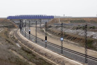 Un tramo de la línea de alta velocidad a su paso por León