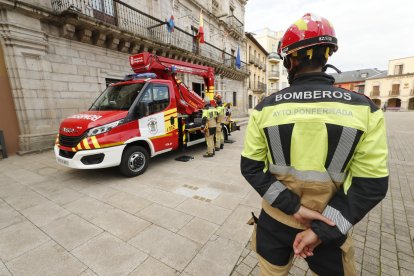 La denuncia parte de un sargento de bomberos y un compañero sobre la actuación del concejal del área y el jefe del servicio municipal de extinción. L. DE LA MATA