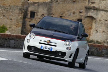 El tono bicolor de carrocería personaliza la versión Abarth del 500C.