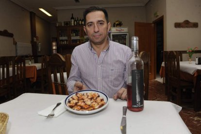 Pepín, el hijo de Lidia, la fundadora de Casa Llamas, en el comedor de este establecimiento fundado hace 50 años en el barrio del Crucero.