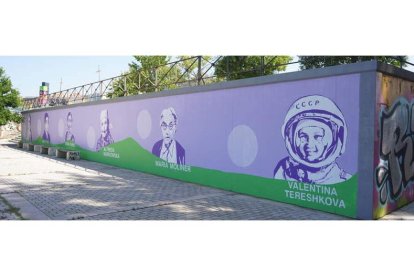 Seis mujeres icónicas de diferentes ámbitos y procedencias son las protagonistas del mural ya finalizado. J. NOTARIO